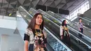 Danny Satriadi mengusung tema Arkamaya saat fashion show di Terminal 3 Ultimate Bandara Soekarno Hatta, Tangerang, Rabu (20/7). Sentuhan motif batik tidak terlepas dari busana rancangannya. (Liputan6.com/Angga Yuniar)