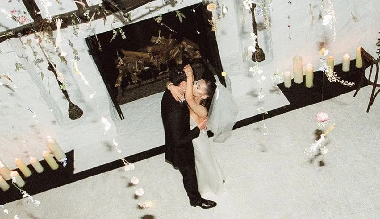 Foto pernikahan Ariana Grande dan Dalton Gomez. (Instagram/arianagrande)