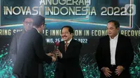 Direktur Utama PT Smartfren Telecom Tbk, Merza Fachys (tengah) menerima penghargaan IDX Channel Anugerah Inovasi Indonesia 2022 kategori sustainability dengan inovasi Talent Based Sustainable Creative Economy di di Jakarta (24/8/2022). (Liputan6.com/HO)