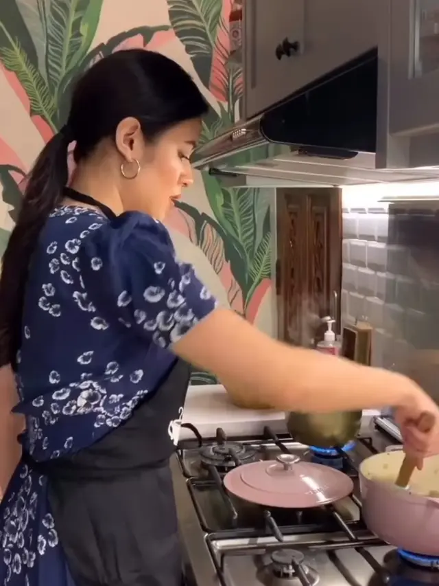 6 Momen Raisa Masak Untuk Hamish Daud, Curi Perhatian