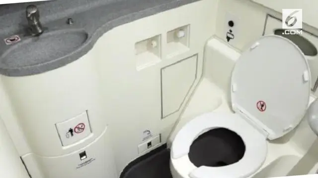 Awak pesawat memberitahu penumpang bahwa salah satu toilet rusak hingga sebabkan antrean panjang.