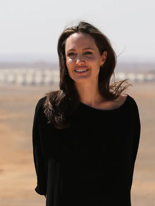 Mengaku bisa melalui semua ini, namun kesedihan tetap terpancar dari wajah Angelina Jolie saat diwawancara BBC usai mengahdiri promo film terbarunya yang bejudul “First You Killed My Father”.  (AFP/Bintang.com)