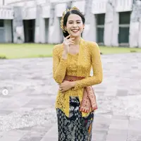 Tampil berbalut songket Bali, tampilan Maudy Ayunda begitu anggun. Paduan warna-warna benang yang cerah berpadu kebaya sederhana, membuat gayanya semakin stunning. [Instagram/ Didiet Maulana]