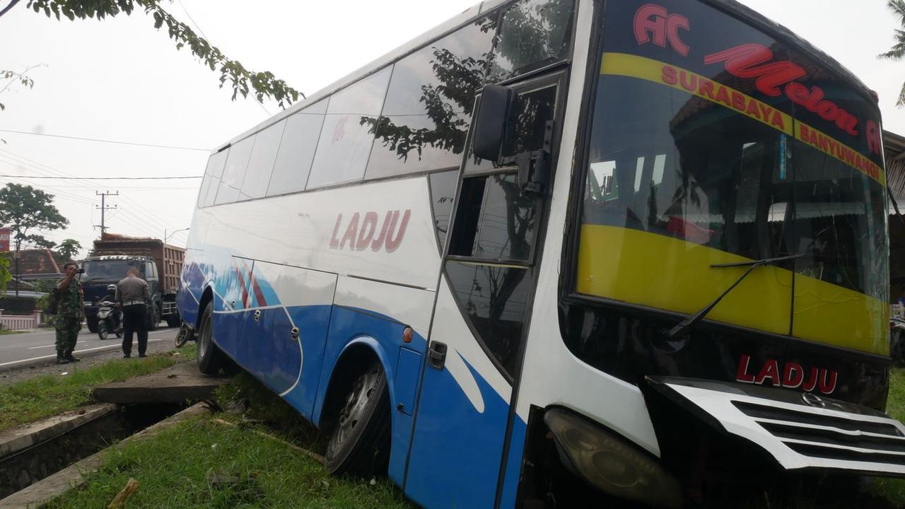 Sopir Meninggal saat Mengemudi, Bus Oleng Hantam Pohon dan Tersungkur di Halaman Rumah Warga