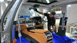 Pekerja merakit bagian BMW jenis All New 730 Li di Jakarta, Rabu (30/11). Kendaraan BMW yang dirakit di Indonesia memenuhi standar tinggi. (Liputan6.com/Angga Yuniar)