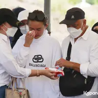 Pemakaman Ibunda Amanda Manopo (Muhammad Akrom Sukarya/Kapanlagi.com)