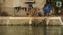 Sejumlah anak mandi di setu Rawabadung, Jakarta, Sabtu (19/10/2019). Cuaca yang panas membuat sejumlah anak untuk mandi di Setu Rawabadung tanpa mengenal resiko bahaya tenggelam. (merdeka.com/Imam Buhori)