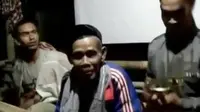 Masyarakat menunggu Abah Harun setelah tiga hari di Jakarta. (Liputan 6 SCTV)