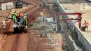 Aktivitas di proyek pembangunan jalan tol Cinere-Jagorawi (Cijago) Seksi III, Kawasan Depok, Jakarta, Jumat (29/7/2022). Proyek strategis Nasional (PSN) Jalan Tol Cijago Seksi III ini merupakan tahapan terakhir yang menghubungkan kawasan Kukusan - Simpang Krukut yang tersambung dengan Jalan Tol Depok - Antasari (Desari) dan Simpang Krukut - cinere yang tersambung dengan Tol Serpong - Cinere dan ditargetkan selesai pada Oktober 2022 mendatang. (Liputan6.com/Johan Tallo)