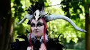 Seorang wanita berdandan serta mengenakan tanduk di kepalanya saat mengikuti Victorian Picnic selama festival Wave Gotik Treffen (WGT) di Leipzig, Jerman (6/2). (AFP Photo/Tobias Schwarz)