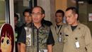 Bupati Musi Banyuasin (Muba), Sumsel, Pahri Azhari berjalan keluar KPK usai diperiksa, Jakarta, Kamis (27/8/2015). Tersangka dugaan suap kepada anggota DPRD Muba itu diperiksa sebagai saksi untuk tersangka Riamon Iskandar. (Liputan6.com/Helmi Afandi)
