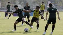 Pemain Timnas Indonesia U-23, Muhammad Luthfi, berebut bola saat latihan di Lapangan G, Senayan, Rabu (6/11). Jelang SEA Games 2019, Timnas Indonesia U-23 terus pertajam transisi pemain. (Bola.com/Yoppy Renato)