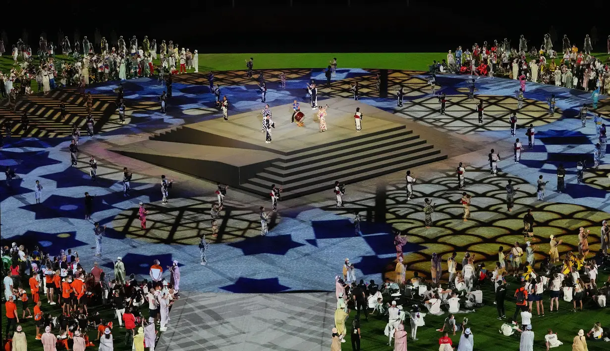 Sejumlah seniman tampil saat upacara penutupan Olimpiade Musim Panas 2020 di Stadion Olimpiade, Minggu 8 Agustus 2021, di Tokyo, Jepang. (AP/Lee ​​Jin-man)