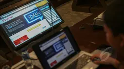 Tampak Seseorang sedang mengunakan aplikasi LAPOR (Layanan Aspirasi dan Pengaduan Online Rakyat) saat peluncuran di kantor Staf Kepresidenan, Jakarta, Selasa (5/5/2015). Aplikasi ini dapat diakses melalui www.lapor.go.id. (Liputan6.com/Faizal Fanani) 