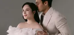 Rambut panjangnya ditata rapi bergaya soft wave dengan belahan samping yang terlihat anggun [@chelseaislan]