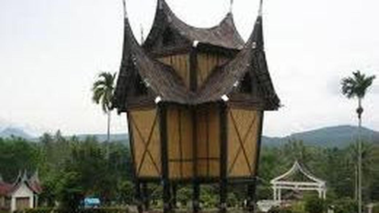 <b>Mirip Rumah Gadang</b>