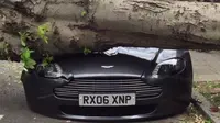 Aston Martin Vantage penyok tertimpa pohon tumbang. Pemiliknya awalnya menganggap itu hanya lelucon (Foto: Gearheads).