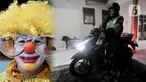 Potret Suharno sebagai badut (kiri) dan bekerja sebagai ojek online. 28 Tahun sudah Suharno (58) menggeluti profesi sebagai badut sulap panggilan di Jakarta, manis pahit pun telah dirasakan anak dari mantan Kapten Kostrad itu dalam menjalani jasa penghibur anak-anak. (Merdeka.com/Iqbal S Nugroho)