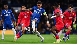 Gelandang Argentina Chelsea #08, Enzo Fernandez (C), berebut bola selama pertandingan leg kedua babak 16 besar Liga Champions UEFA antara Chelsea FC dan Paris Saint-Germain (PSG) di Stamford Bridge, London barat pada 18 Maret 2026. (FRANCK FIFE/AFP)