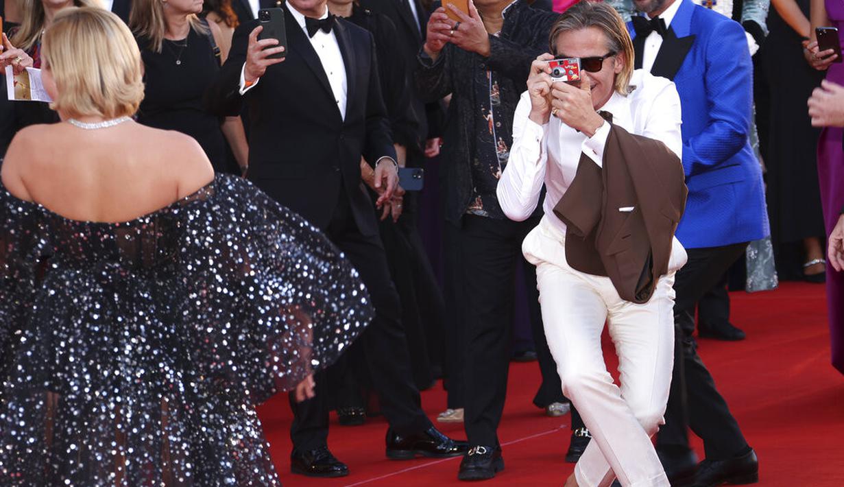 <p>Chris Pine mengambil foto Florence Pugh di premier Don't Worry Darling. (Joel C Ryan/Invision/AP)</p>