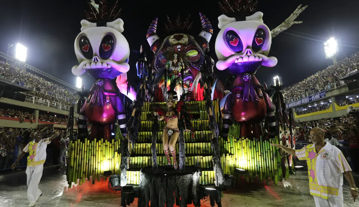 Salah satu mobil hias yang ikut dalam Karnaval Samba di Sambadrome, Rio de Janeiro, Brasil, Senin (27/2). Karnaval Samba dimeriahkan oleh hampir seluruh sekolah samba di Brasil. (AP Photo / Silvia Izquierdo)