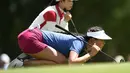 Pegolf Amerika Serikat, Michelle Wie mengukur puttnya di lubang ke-17 pada hari terakhir Meijer LPGA Classic 2017 di Blythefield Country Club di Grand Rapids, Mich, (18/6). (Mike Clark / Grand Rapids Press via AP)