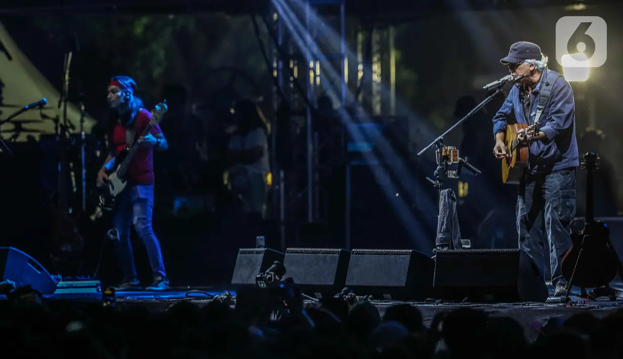 Musisi Iwan Fals tampil pada hari kedua Synchronize Fest 2019 di Gambir Expo, Kemayoran, Jakarta, Sabtu (5/10/2019). Dalam penampilannya Iwan Fals membawakan sejumlah lagu andalannya seperti Belum Ada Judul dan Terlupakan. (Liputan6.com/Faizal Fanani)