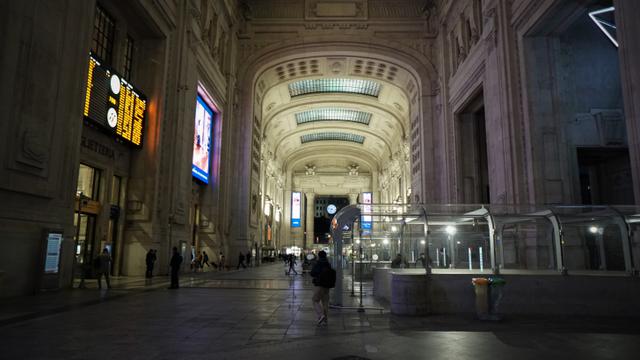 Interior Milano Centrale, stasiun terbesar di kota Milan, Italia