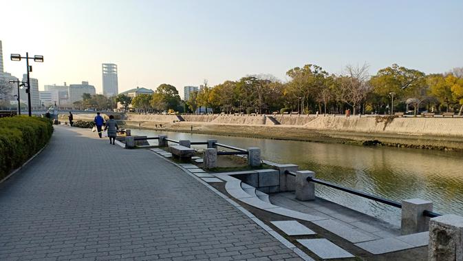 Warga berlalu lalang di sekitar Monumen Perdamaian Hiroshima (Liputan6.com/ Mevi Linawati)