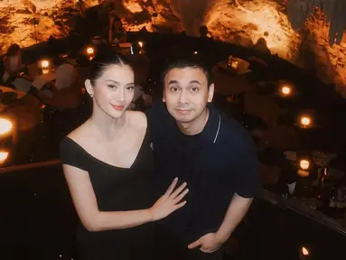 Menikah pada 2018, hubungan Raditya Dika dan Anissa Aziza selalu harmonis. Pasangan yanh disebut couple goals oleh netizen ini selaras mengenakan busana warna hitam. Raditya Dika gagah dengan mengenakan baju polo, sementara Anissa Aziza memesona dengan dress hitam simpel nan elegan. Rambutnya ditata dengan dicepol, pesona Anissa Aziza semakin terpancar. (Liputan6.com/IG/@anissaaziza)