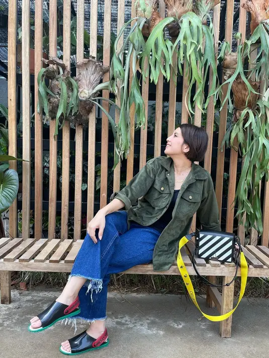 "Dan besoknya bunda pun ikutan demam tinggi dan langsung dibawa ke IGD ternyata sakit yang sama kayak Kanaka. Akhirnya kamar Kanaka disulap tambah satu bed biar kita bisa tetep bareng-bareng," jelasnya. (Instagram/tya_ariestya)