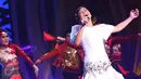 Penampilan Lesti asal Indonesia dalam Grand Final D'Academy Asia 2015 di Studio 5 Indosiar, Jakarta, Senin (28/12). Malam puncak grand final D'Academy Asia akan digelar pada 29 Desember malam. (Liputan6.com/Herman Zakharia)