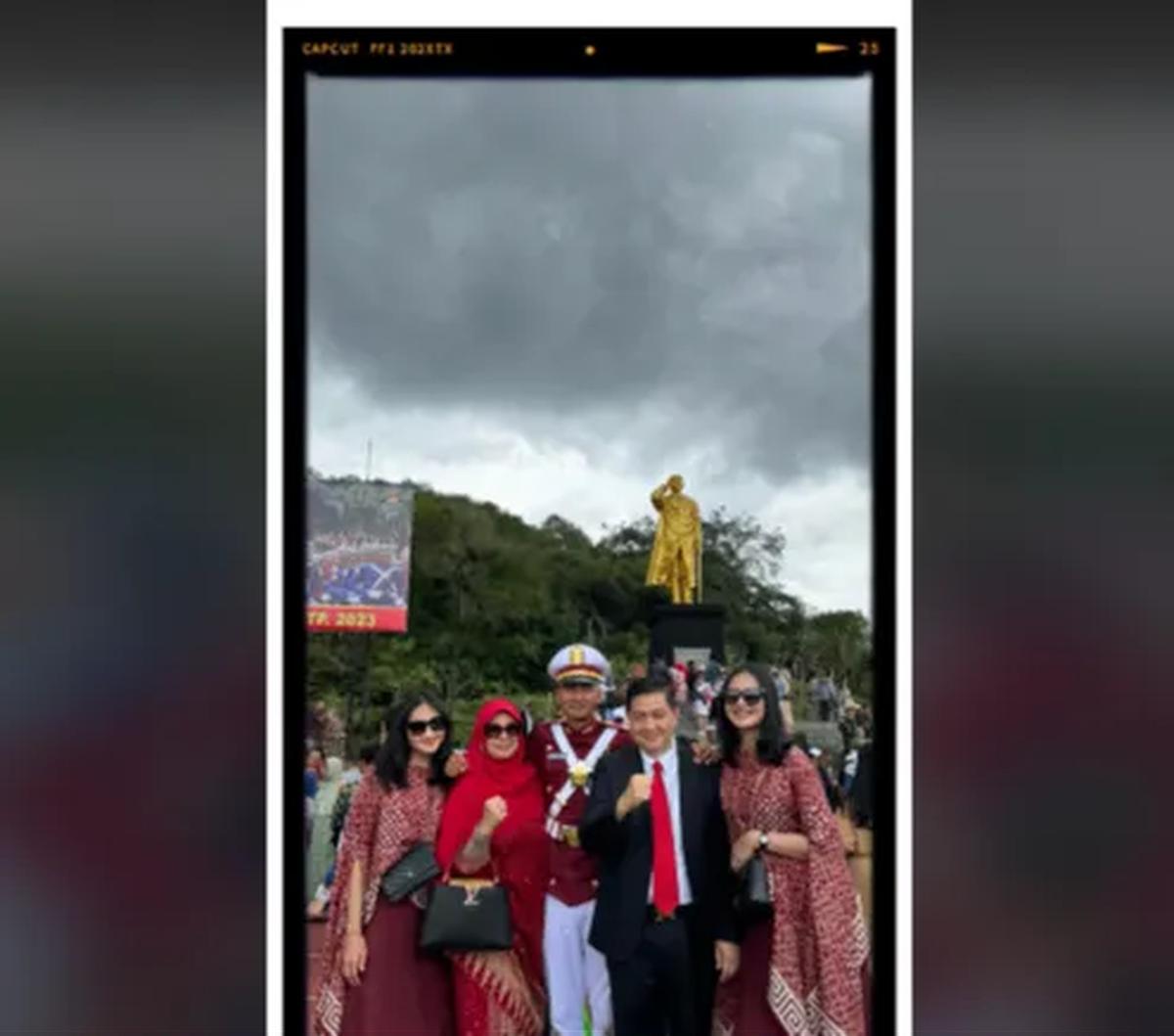 Selain kedua orangtuanya, kakak ataupun adik sang Taruna juga turut hadir dalam acara wisuda. <br><br>"Selamat Wisjur Chandradimuka!," tulisnya dalam keterangan video.<br>