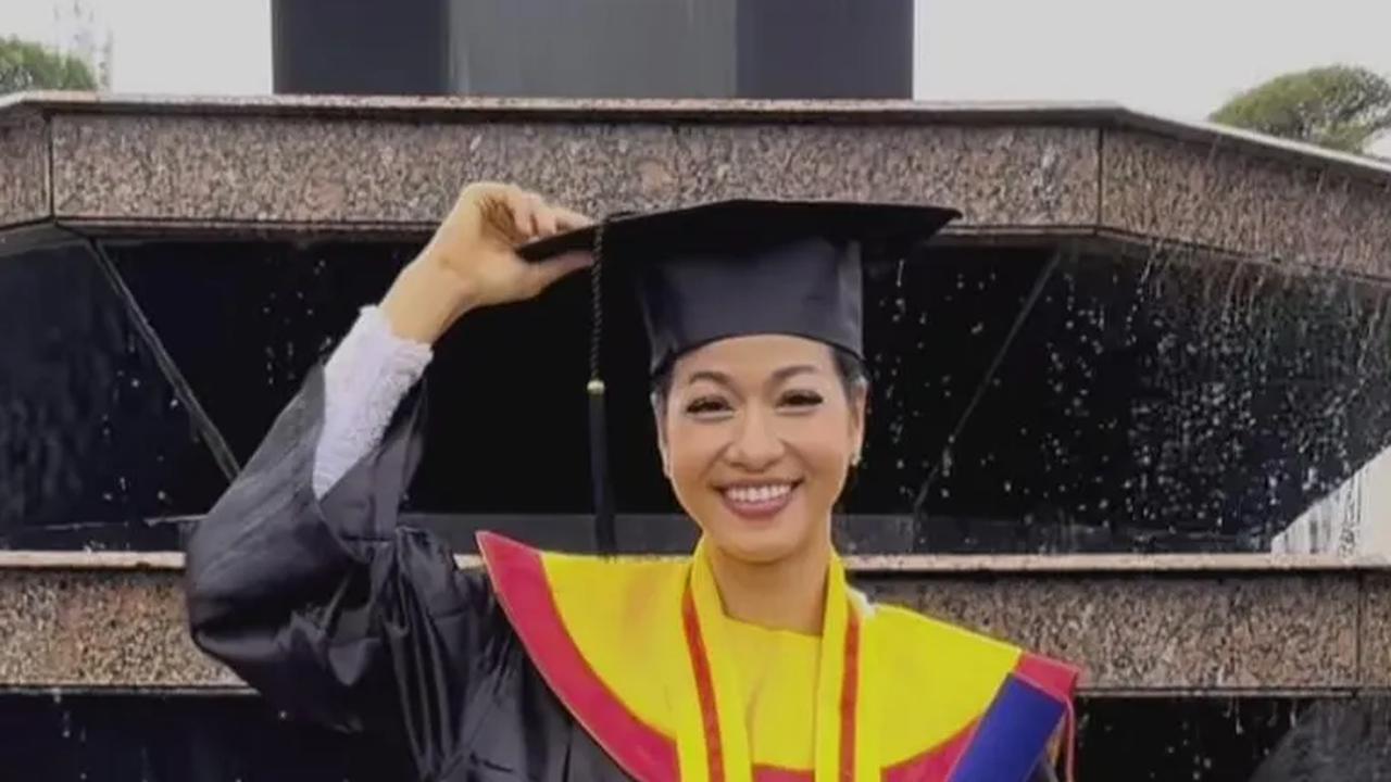 Cantiknya Miss Indonesia 2009 Kenakan Toga saat Wisuda S1, Wanita Bule di Sisinya Bukan Orang Sembarangan