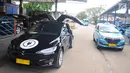 Taksi mobil listrik Silverbird terparkir di pool Blue Bird, Jakarta, Selasa (23/4). Terdapat dua jenis mobil listrik yang digunakan Blue Bird yakni BYD e6 A/T untuk taksi reguler atau Blue Bird dan Tesla Model X 75D A/T untuk taksi eksekutif atau Silverbird. (Liputan6.com/Angga Yuniar)