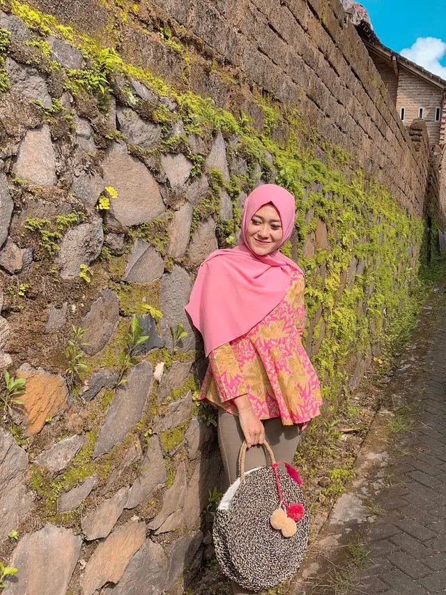 6 Potret Pedangdut Vita Alvia saat Pakai Hijab
