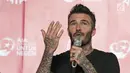 Mantan bintang sepak bola Inggris David Beckham memberikan sambutan pada acara AIA Sepak Bola untuk Negeri di Jakarta, Minggu (25/3). David Beckham tampil dengan kaos hitam dan badan penuh tato. (Liputan6.com/Herman Zakharia)