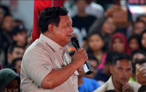 Presiden Prabowo Subianto saat merayakan malam tahun baru bersama masyarakat terdampak bencana di posko pengungsian Desa Batu Hela, Batang Toru, Kabupaten Tapanuli Selatan (Tapsel). (Dok. Tangkapan Layar YouTube)