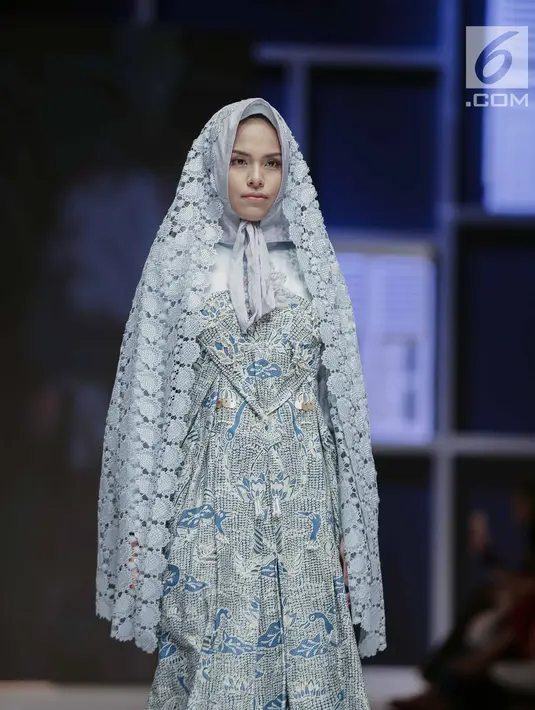 Model mengenakan busana rancangan desainer Nuniek Mawardi saat tampil dalam Muslim Fashion Festival 2018 di Jakarta, Jumat (20/4). Nuniek Mawardi menampilkan rancanganya dengan tema 'SVRGA'. (Liputan6.com/Faizal Fanani)