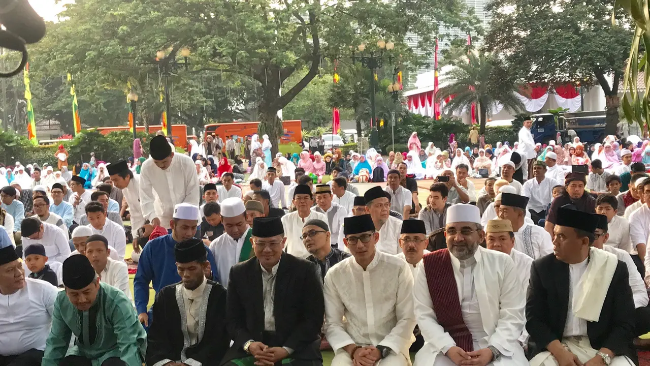 Wakil Gubernur DKI Jakarta Sandiaga Uno melaksanakan salat Idul Fitri di halaman Balai Kota DKI Jakarta.