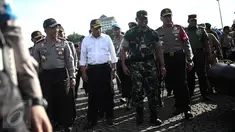 Kapolri Jenderal Tito Karnavian bersama Panglima TNI Jenderal Gatot Nurmantyo dan Menhub Budi Karya Sumadi meninjau kesiapan pasukan saat Apel Gelar Pasukan Operasi Lilin Jaya 2017 di Monas, Jakarta, Kamis (22/12). (Liputan6.com/Faizal Fanani)