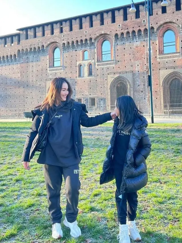 6 Potret OOTD Ayu Ting Ting Liburan di Italia dan Austria, Tampil Menawan bak Eonni Korea
