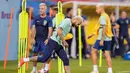 Pemain Brasil Neymar saat sesi latihan di Stadion Grand Hamad, Doha, Qatar, 8 Desember 2022. Brasil akan menghadapi Kroasia dalam pertandingan perempat final Piala Dunia 2022 pada 9 Desember. (AP Photo/Andre Penner)