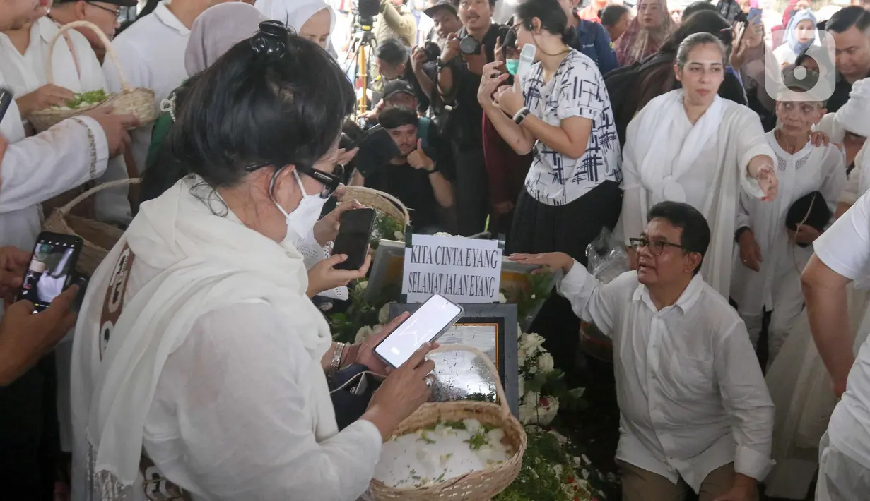 Titiek Puspa juga dikenal sebagai salah satu ikon musik Indonesia yang berjasa besar dalam perkembangan industri hiburan tanah air. (Liputan6.com/Herman Zakharia)