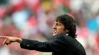 Pelatih AC Milan, Leonardo Araujo memberi instruksi buat anak asuhnya dalam laga persahabatan Eusebio Cup, menghadapi Benfica di Estadio Da Luz, Lisbon, 8 Agustus 2009. AFP PHOTO/FRANCISCO LEONG