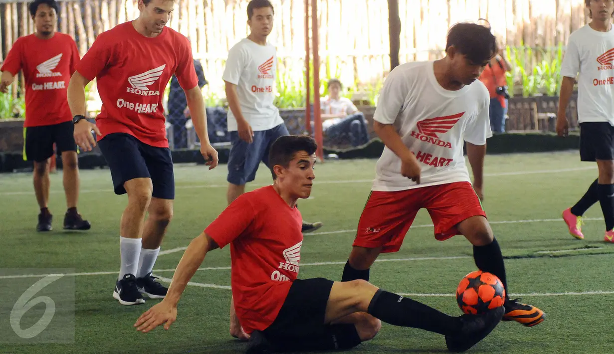 Pebalap MotoGP Repsol Honda, Marc Marquez mencoba menahan bola saat bermain futsal di Jakarta, Sabtu (13/2/2016). Tim Repsol Honda yang berlaga di MotoGP 2016 akan diperkenalkan pada Minggu (14/2) di Sirkuit Sentul. (Liputan6.com/Helmi Fithriansyah)