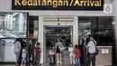 Penumpang keluar dari terminal kedatangan Bandara Halim Perdanakusuma, Jakarta, Kamis (17/12/2020). Pemerintah mewajibkan penumpang semua moda transportasi yang masuk dan keluar Jakarta untuk melakukan rapid test antigen mulai 18 Desember 2020 - 8 Januari 2021. (merdeka.com/Iqbal Nugroho)
