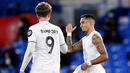 Pemain Leeds United, Raphinha, melakukan selebrasi bersama Patrick Bamford usai mencetak gol ke gawang Southampton pada laga Liga Inggris di Stadion Elland Road, Selasa (23/2/2021). Leeds United menang dengan skor 3-0. (Laurence Griffiths/Pool via AP)