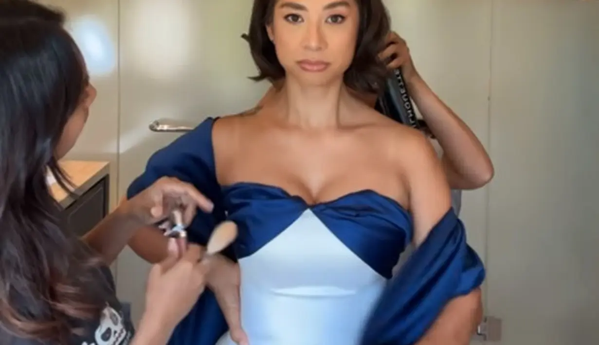 Penampilan cantik Jennifer juga tak kalah mengundang perhatian, pasalnya ia memadukannya dengan sebuah selendang biru navy. [Foto: Instagram/jenniferbachdim]