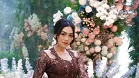 4 Ide Kebaya Brokat Artis yang Unik dan Menarik, dari Celine Evangelista hingga Atiqah Hasiholan